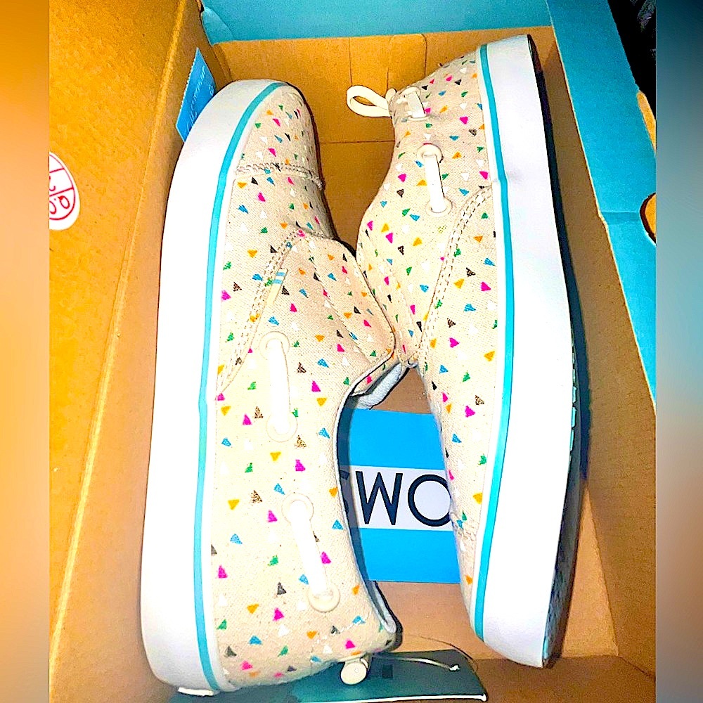 New in Box, Toms size 6 (running very big-fits 7 too) Ladies - multicolored - Picture 10 of 10
